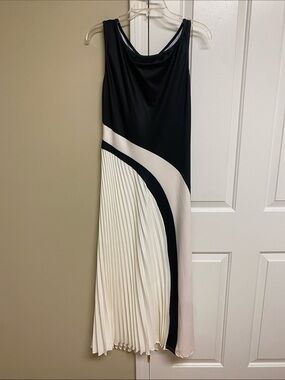 Elegant Sleeveless Black and White Pleated Maxi Dress